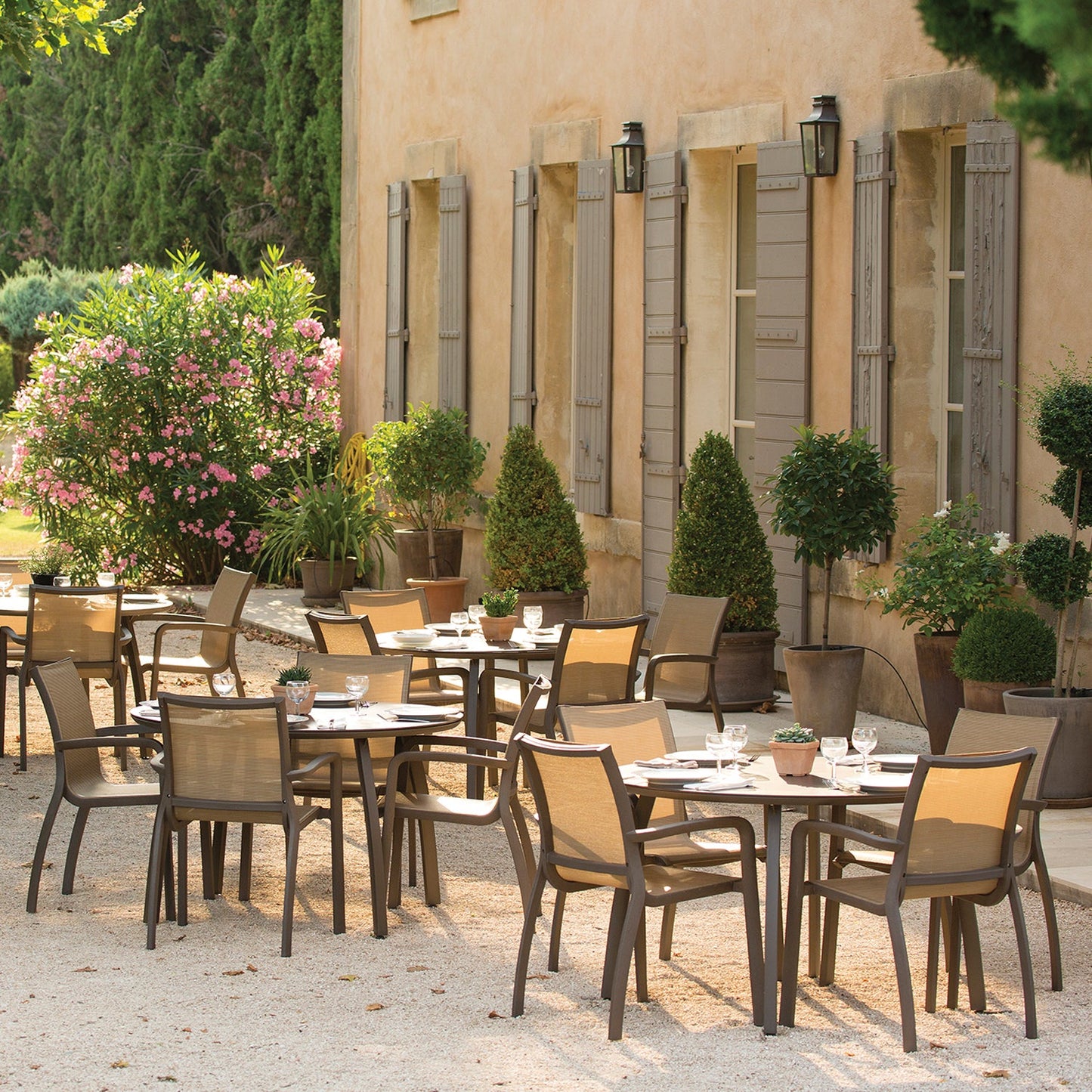 Sunset 48" Round Table